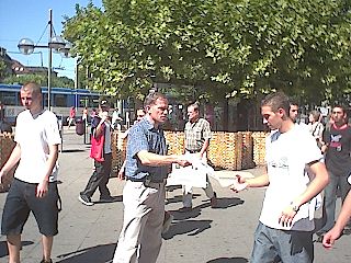 Verteilaktion auf dem Bismarckplatz