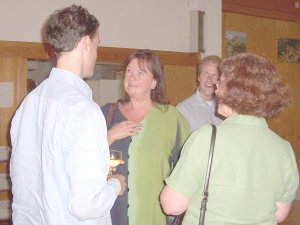 Helga Zepp-LaRouche mit Unterst&uuml;tzern