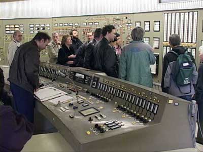 Kontrollpult im Forschungszentrum Karlsruhe