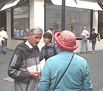 Hubert Mohs im Gespr&auml;ch mit B&uuml;rgern