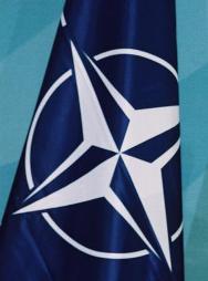 Flagge mit NATO-Emblem