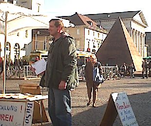 Bernd Schulz mit Klemmbrett