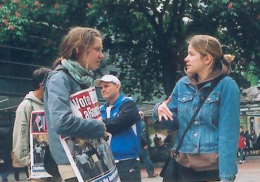 Diskussionen der B&uuml;So-Jugend beim Verteilen des B&uuml;So-Extras
